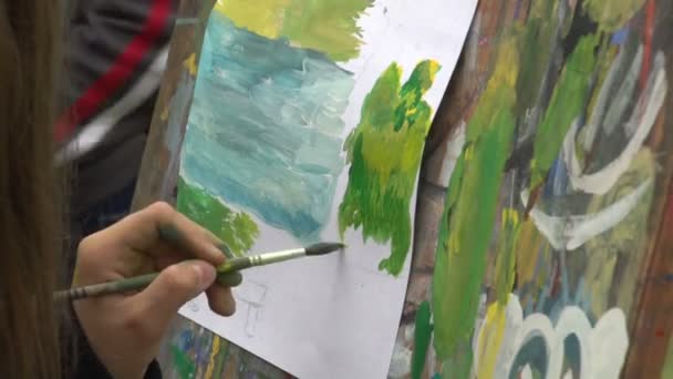 Main de fille dessine une peinture d'image — Video