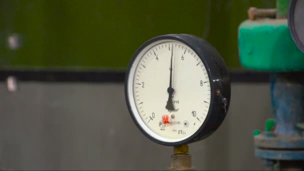 Manometer zeigt den Druck an — Stockvideo