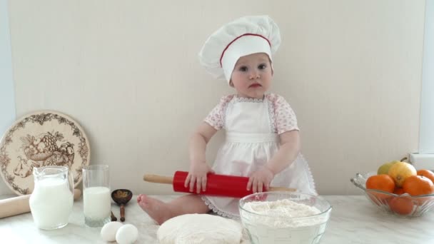 Baby in the kitchen 1 — Stock Video