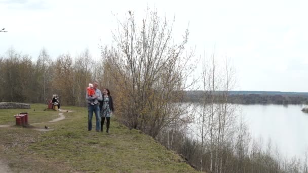 Família caminhando perto do rio 1 Filmagem De Stock
