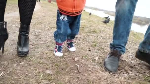 Familia caminando con un niño pequeño — Vídeos de Stock