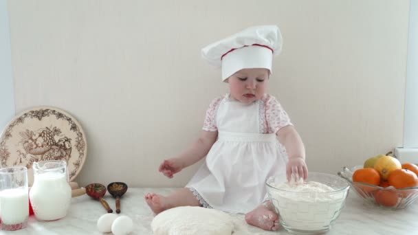 Ребенок на кухне 3 — стоковое видео