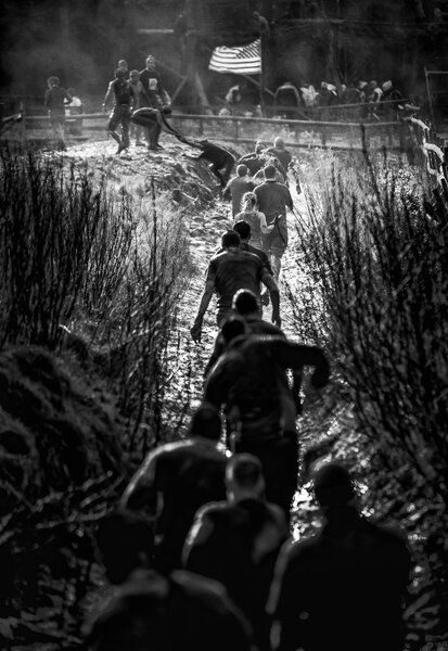 Группа бегунов, плывущих по течению
