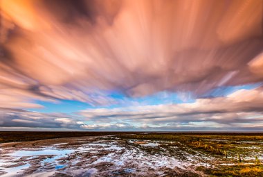 bulutlar bataklık ve su arasında Timelapse hareketi