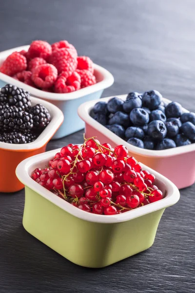 Seramik kavanozlarda çilek karışımı