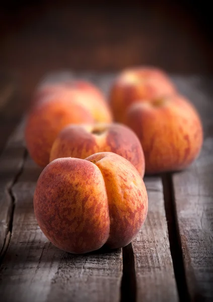 Ahşap masa şeftali grubu