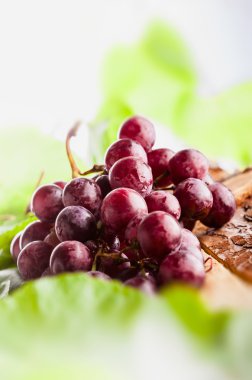 Rustik ahşap masa üzerinde kırmızı üzüm