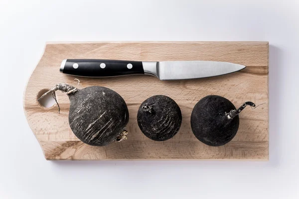 Ahşap tahta üzerinde siyah pancar grup