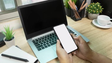 El ele tutuşup ekranda beyaz boşluk olan akıllı telefonu kullanıyorsunuz..