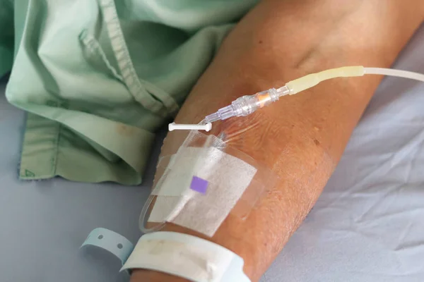 Hastanedeki kollu hastalara serum fizyolojik verin..