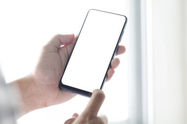 El ele tutuşup ekranda beyaz boşluk olan akıllı telefonu kullanıyorsunuz..