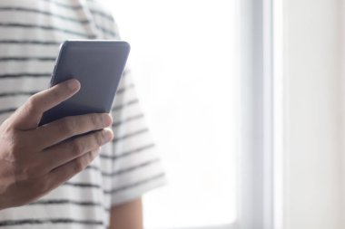 El ele tutuşup ekranda beyaz boşluk olan akıllı telefonu kullanıyorsunuz..