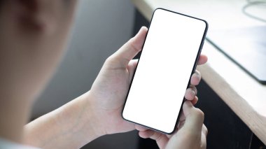 El ele tutuşup ekranda beyaz boşluk olan akıllı telefonu kullanıyorsunuz..