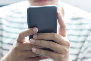 El ele tutuşup ekranda beyaz boşluk olan akıllı telefonu kullanıyorsunuz..