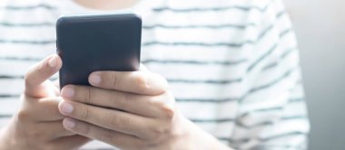 El ele tutuşup ekranda beyaz boşluk olan akıllı telefonu kullanıyorsunuz..