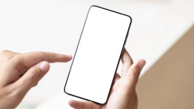 El ele tutuşup ekranda beyaz boşluk olan akıllı telefonu kullanıyorsunuz..