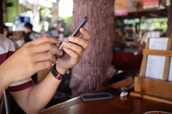 Restoranda akıllı telefon kullanan adam..
