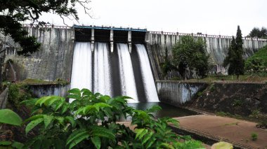 Neyyar Barajı, Thiruvananthapuram 'da Neyyar Nehri üzerinde, Kerala, Hindistan.