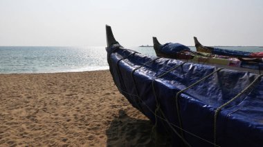 Kollam, Kerala, Hindistan sahillerine demirlemiş geleneksel balıkçı tekneleri..