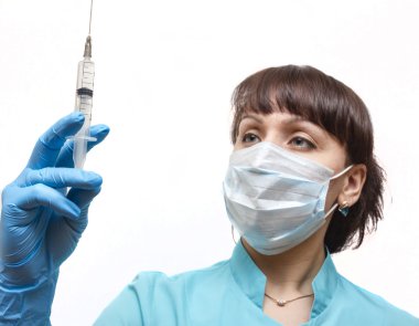 Ellerini, tıbbi şırınga ile doktor enjeksiyon için hazırlanıyor