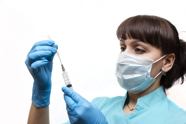 Läkare med medicinska spruta i händer, redo för injektion — Stockfoto