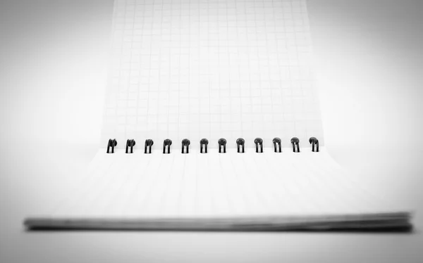 Notatnik i wstrzykiwacz izolowane na białym tle — Zdjęcie stockowe
