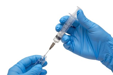 Tıbbi eldivenli elini şırınga fonksiyonu test sıvı ortaya çıkan bir boncuk şırınga tutarak