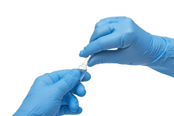 Jeringa de sujeción de manos con guantes médicos con una perla de líquido emergente que prueba la función de la jeringa —  Fotos de Stock