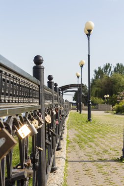 Slovenya 'nın Ljubljana kentindeki köprüde aşk kilitleri kilitlendi