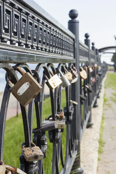 Fechaduras de amor trancadas na cerca da ponte em Liubliana, Eslovênia — Fotografia de Stock