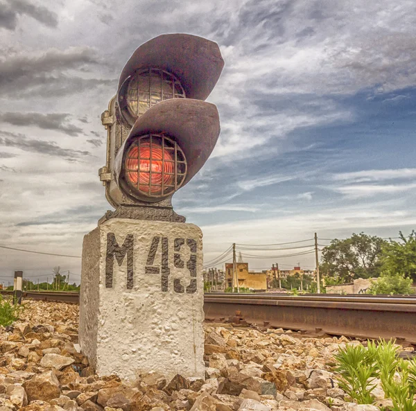 Trafik ışığı yeşil sinyal demiryolu üzerinde gösterir. yeşil ışık — Stok fotoğraf
