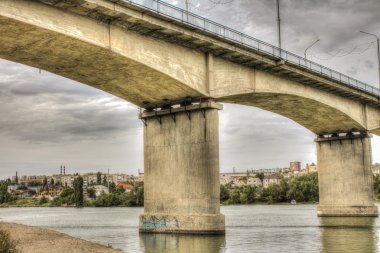 Nehrin üzerindeki köprü.