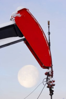 Petrol pompalayıcısının at kafası güneş doğarken yumuşak, pembe bir kış gökyüzüne karşı. Kırsal Kanada 'da endüstriyel enerji üretimi, soğuk mevsim, petrol ve gaz endüstrisi, çayır manzarası.