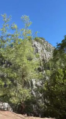 Dağ manzarası göz kamaştırıcı bir manzarayı gözler önüne seriyor. Kameralar tava ve yakınlaşırken yemyeşil ve kayalık oluşumları pürüzsüz bir akış içinde yakalıyor.