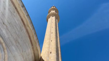 Kemer, Türkiye - 24 Eylül 2025: Açık mavi gökyüzüne yükselen minare, yukarı doğru eğilen kamera karmaşık tasarım ve tarihsel önemi gözler önüne seriyor