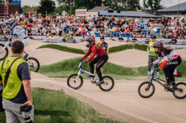 Valmiera, Letonya - 12 Temmuz 2025: BMX Avrupa Şampiyonası. Bayan BMX yarışçıları heyecanlı izleyicilerle pistte yarışıyor.