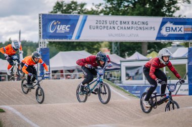 Valmiera, Letonya - 12 Temmuz 2025: BMX yarışçıları Valmiera Letonya 'da düzenlenen 2025 UEC Avrupa Şampiyonası' nda şiddetle yarışıyor.