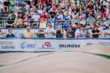 Valmiera, Letonya - 12 Temmuz 2025: İzleyiciler Valmiera, Letonya 'daki BMX yarış etkinliğinde, heyecan ve bağlılık gösterisi için bir araya geldiler. BMX Avrupa Şampiyonası