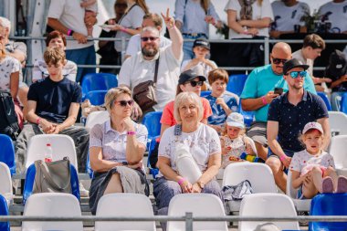 Valmiera, Letonya - 12 Temmuz 2025: BMX Avrupa Şampiyonası. Güneşli bir günde tribünde bir açık hava etkinliğini izleyen bir grup izleyici.