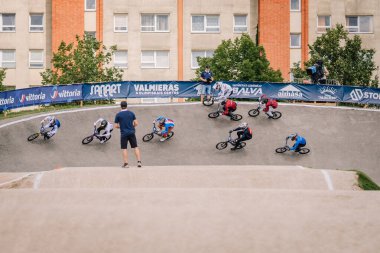 Valmiera, Letonya - 12 Temmuz 2025: BMX Avrupa Şampiyonası. BMX yarışçıları Valmiera 'da seyirci ve pankartlarla pistte