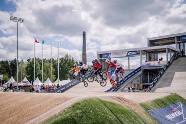 Valmiera, Letonya - 12 Temmuz 2025: BMX Avrupa Şampiyonası. BMX yarışçıları heyecan verici bir yarışmada hayranlarının izlediği yetenekleri sergiliyorlar.