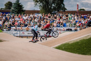 Valmiera, Letonya - 12 Temmuz 2025: BMX Avrupa Şampiyonası. Bisikletçiler BMX pistinde tezahürat yapan kalabalık ve canlı atmosferle yarışıyorlar.