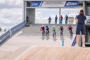 Valmiera, Letonya - 12 Temmuz 2025: BMX Avrupa Şampiyonası. BMX yarışçıları, Valencia, Letonya 'da 2025 UEC BMX Yarış Şampiyonası' nda seyircilerle birlikte eylemde.