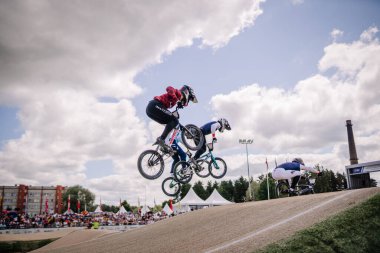 Valmiera, Letonya - 12 Temmuz 2025: BMX Avrupa Şampiyonası. BMX sürücüleri bir açık hava mekanında rekabetçi bir yarışta hava hilesini uyguluyorlar.