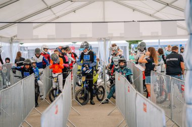 Valmiera, Letonya - 12 Temmuz 2025: BMX Avrupa Şampiyonası. Genç BMX sürücüleri bisiklet yarışında heyecan içinde bekliyor.