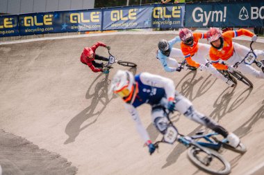 Valmiera, Letonya - 12 Temmuz 2025: BMX Avrupa Şampiyonası. BMX yarışçıları pistte hız yapıyor, atletizm ve rekabeti canlı ortamda gösteriyorlar