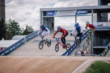 Valmiera, Letonya - 12 Temmuz 2025: BMX Avrupa Şampiyonası. BMX sürücüleri Avrupa Şampiyonası 'nda havada süzülerek yarışmanın heyecanını yakalıyorlar.