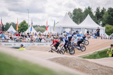 Valmiera, Letonya - 12 Temmuz 2025: BMX Avrupa Şampiyonası. Yoğun bir BMX yarış pistinde seyirciler ve çadırlarla