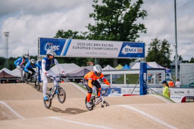 Valmiera, Letonya - 12 Temmuz 2025: BMX Avrupa Şampiyonası. BMX yarışçıları Valmiera Letonya 'da düzenlenen 2025 UEC BMX Yarış Şampiyonası' nda