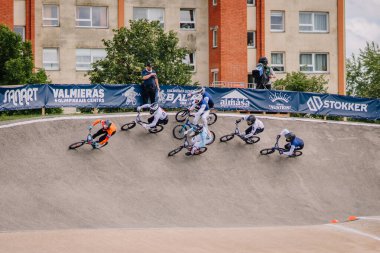 Valmiera, Letonya - 12 Temmuz 2025: BMX Avrupa Şampiyonası. Valmiera Olimpiyat Merkezi 'nde BMX yarışması